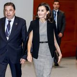 Königin Letizia macht ihrem Ruf als "Shopping Queen" wieder alle Ehre. Zum klassischen Etuikleid mit Karomuster von Hugo Boss kombiniert sie einen erschwinglichen Cape-Blazer von Zara.