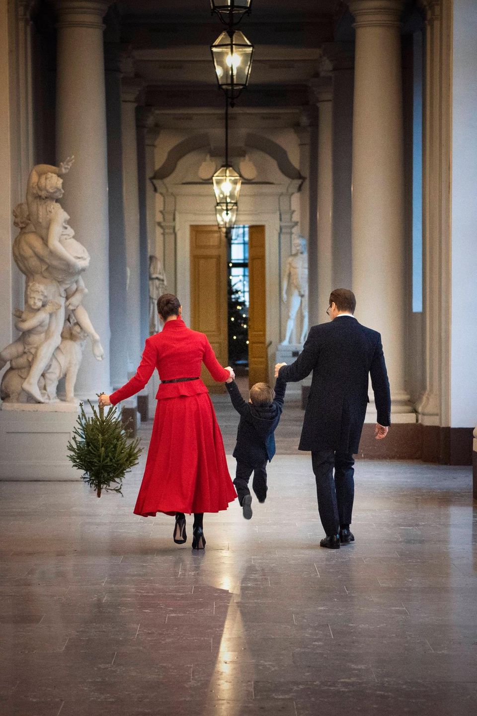 18. Dezember 2019  Mit Schwung und Bäumchen im Schlepptau geht es für Oscar anschließend an der Hand von Mama und Papa zurück durch den Palast. Weihnachten kann kommen!