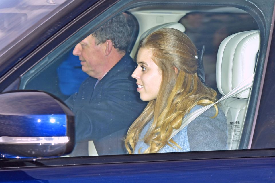 Prinzessin Beatrice fährt nicht selbst zum Buckingham Palast, sondern wird von einem Mitarbeiter kutschiert.