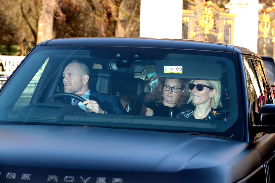 Zara und Mike Tindall fahren ebenfalls zum Lunch der Queen. In ihrem Geländewagen finden nicht nur das Paar und die gemeinsamen Töchter, sondern auch eine Nanny Platz.