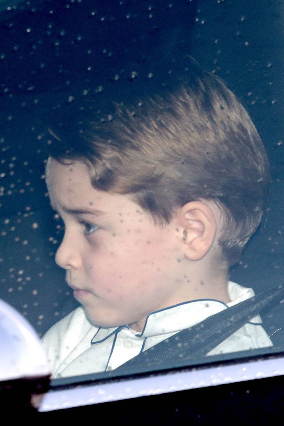 Ob Prinz George auf das Essen bei der Uroma nicht so richtig viel Lust hat? Der Sechsjährige sieht etwas gelangweilt aus. 