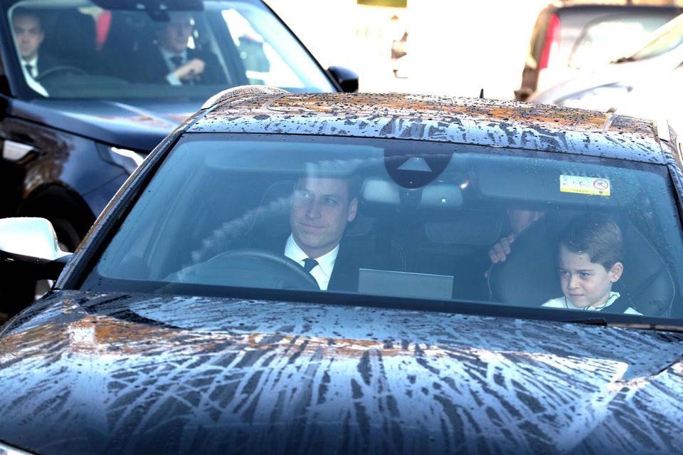 Prinz William und Prinz George auf dem Weg vom Kensington zum Buckingham Palast. Im hinteren Teil des Wagens sitzt ein Bodyguard.