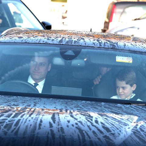 Prinz William und Prinz George auf dem Weg vom Kensington zum Buckingham Palast. Im hinteren Teil des Wagens sitzt ein Bodyguard.