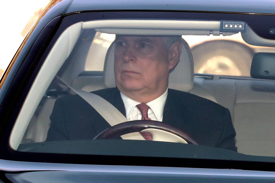 Royal-News über Prinz Andrew: Prinz Andrew am 18. Dezember auf dem Weg zum Buckingham Palast. Stur geradeaus schauen: Prinz Andrew hält den Blick fest auf die Straße gerichtet während er durch die Straßen Londons fährt.