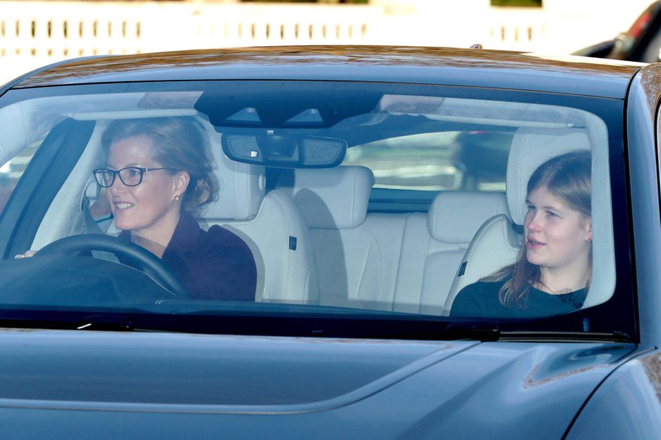Sophie von Wessex und ihre Tochter Lady Louise Windsor kommen zusammen zum Lunch - und scheinen sich während der Fahrt bestens zu unterhalten. 