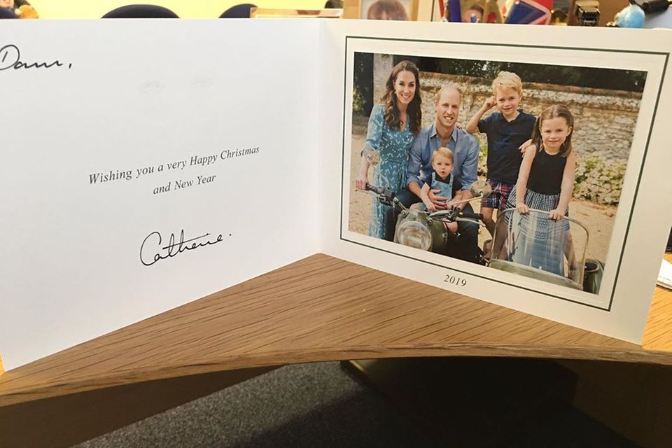 Herzogin Catherine + Prinz William: Herzogin Catherine, Prinz William, Prinz Louis, Prinz George und Prinzessin Charlotte grüßen mit diesem Foto von der Weihnachtskarte 2019. Herzogin Catherine, Prinz William, Prinz Louis, Prinz George und Prinzessin Charlotte grüßen mit diesem Foto von der Weihnachtskarte 2019.