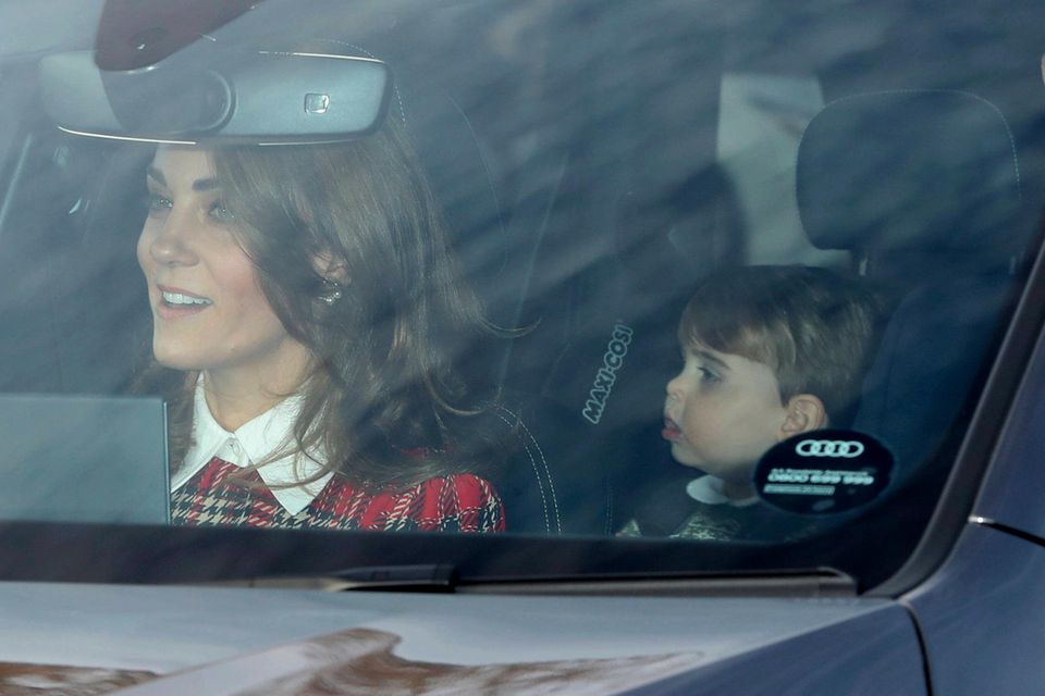 Herzogin Catherine steuert das Auto mit ihren beiden jüngsten Kindern und einem Sicherheitsbeamten durch London. 