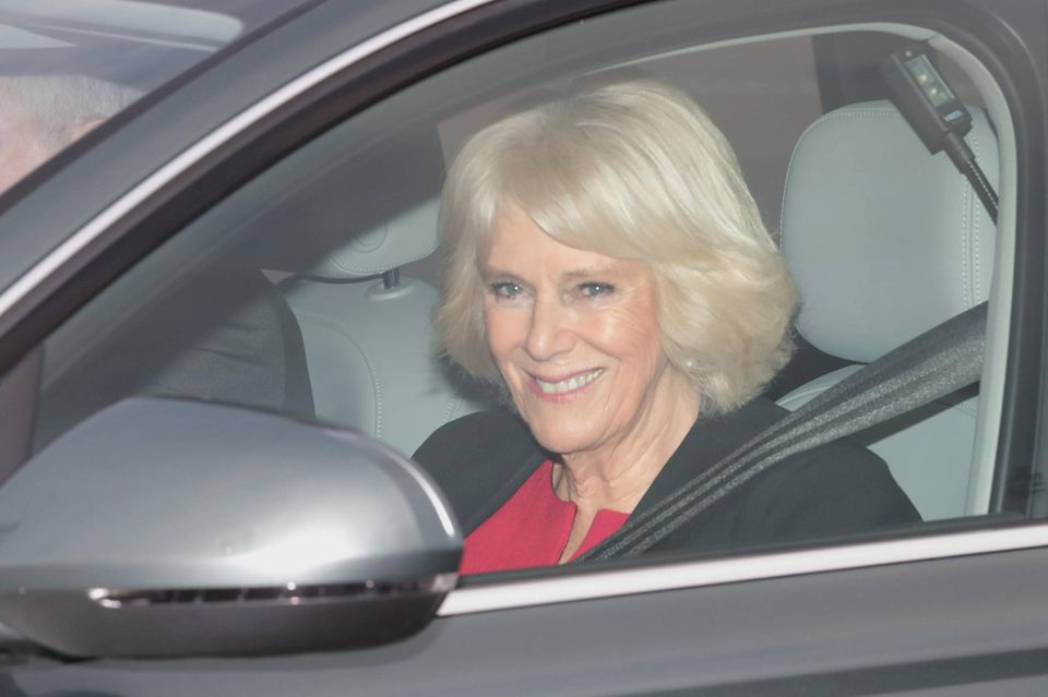 Camilla lächelt fröhlich aus dem Fenster. Ob das schon die Vorfreude auf ihren Charles ist?