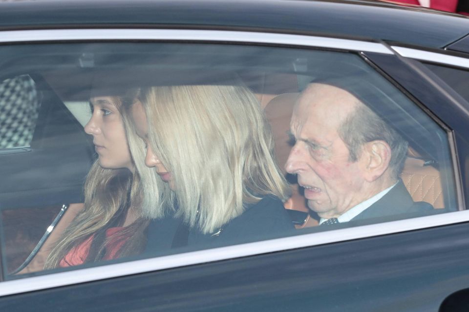 Edward von Kent, der Cousin von Queen Elizabeth fährt in Begleitung seiner Enkelinnen Lady Marina und Lady Amelia zum Buckingham Palast.
