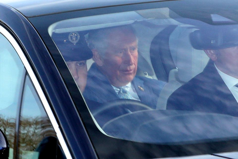 Prinz Charles als künftiger König wird sogar von zwei Sicherheitsbeamten durch London eskortiert.