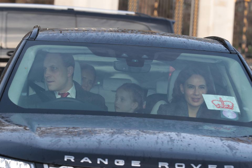 Lord Frederick Windsor und seine Frau Sophie Winkleman zeigen, in wessen Auftrag sie unterwegs sind: Auf der Windschutzscheibe klebt gut sichtbar eine orangefarbene Krone.