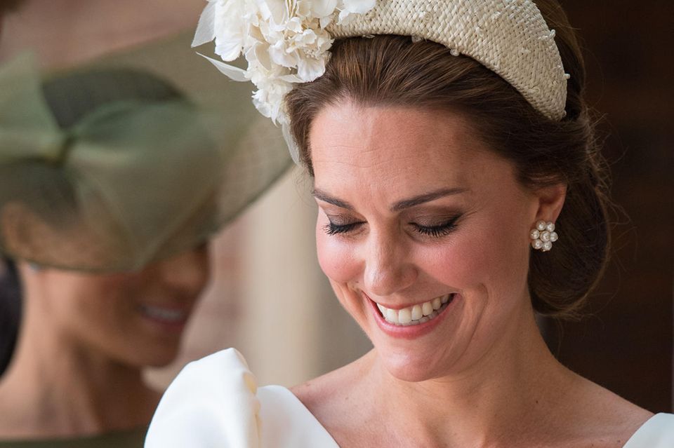 Herzogin Kate trägt bei der Taufe ihres jüngsten Sohns Prinz Louis die opulenten Perlenohrringe von Cassandra Goad zum XXL-Haarreifen. 