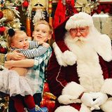 Ups, der Weihnachtsmann ist wohl doch nicht bei allen beliebt. Luca, der Sohn von Sängerin Hilary Duff, hat alle Hände voll zu tun, seine kleine Schwester bei Laune zu halten.