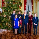 18. Dezember 2019  Das jährliche Weihnachtskonzert im Königlichen Schloss in Brüssel bietet für Königin Mathilde und König Philippe eine schöne Gelegenheit für ein gemeinsames Familienbild mit ihren vier Kindern vor dem royalen Weihnachtsbaum.   