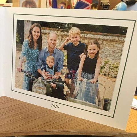 Herzogin Catherine, Prinz William, Prinz Louis, Prinz George und Prinzessin Charlotte grüßen mit diesem Foto von der Weihnachtskarte 2019.