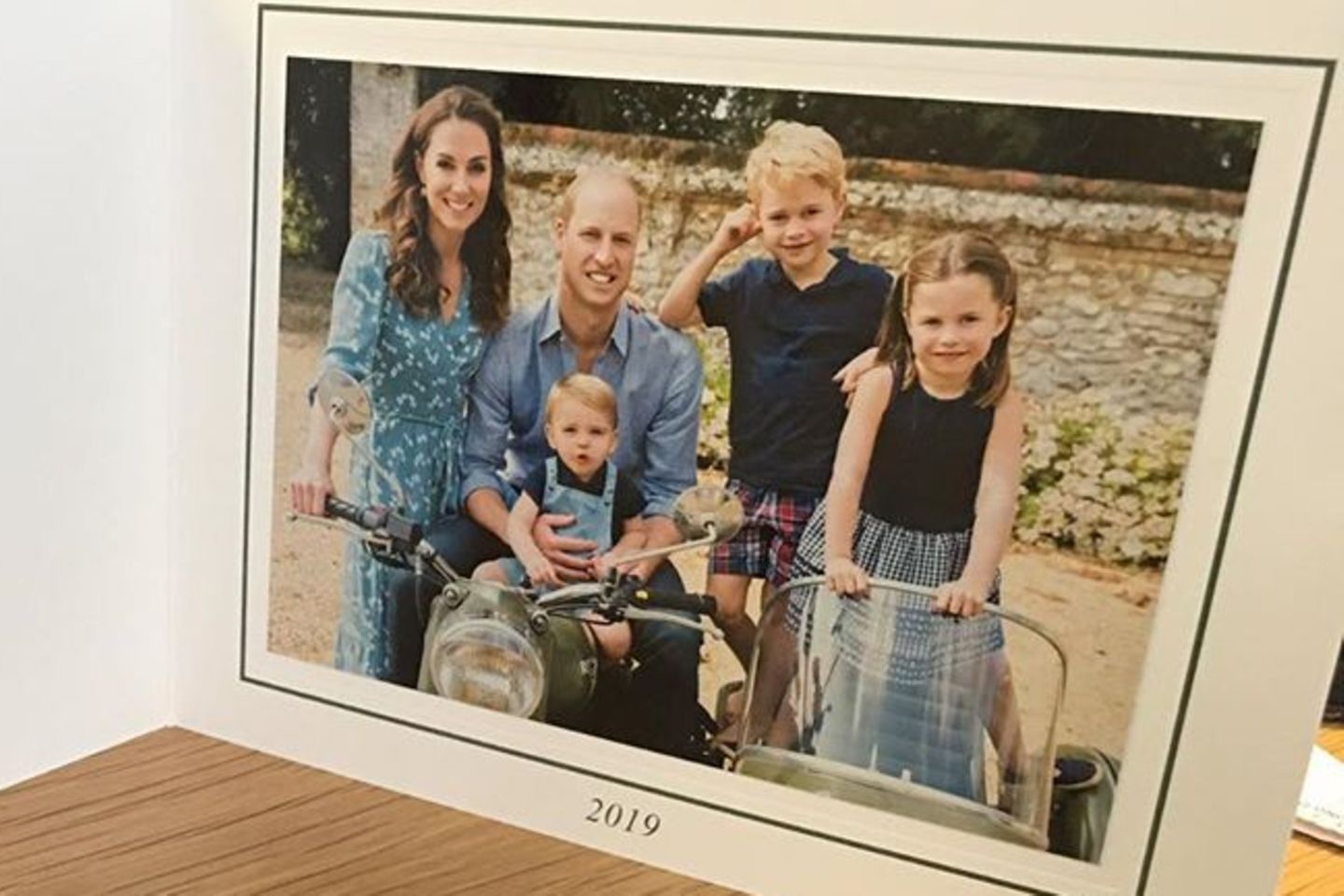Herzogin Catherine, Prinz William, Prinz Louis, Prinz George und Prinzessin Charlotte grüßen mit diesem Foto von der Weihnachtskarte 2019.