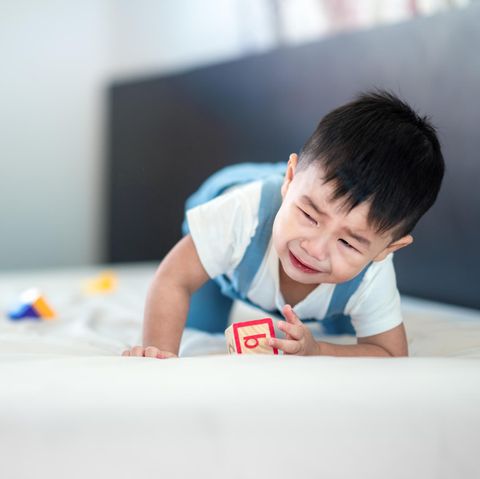 Ein kleiner Junge weinend beim Spielen (Symbolbild)