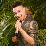 Prince Damien, 29  Der DSDS-Gewinner von 2016 hat eine klare Antwort, wenn es um seine Beweggründe für den Einzug in den Dschungel geht: "Vor allen Dingen ist meine Rente nicht gesichert." Nach seinem Sieg vor drei Jahren veröffentlichte der Sänger ein sehr erfolgreiches Album und konnte nach eigenen Angaben davon gut leben. Dennoch könne er die Gage und das mögliche Preisgeld gut in seine Altersvorsorge stecken. Und eine Sache hat er seinen Mitcampern bereits jetzt voraus. "Ich habe tatsächlich einen halben Dschungel", verrät er und zählt auf: Molche, ein Salamander, Echsen, ein grüner Leguan und bis vor Kurzem noch eine Bartagame teilen mit dem 29-Jährigen eine Wohnung. Seine größte Herausforderung im Dschungel sieht er daher nicht bei den Tieren und der Natur, sondern eher bei den Menschen und dem Essensentzug. "Wenn ich kein Essen habe, dann steht die Moral ganz weit hinten an. Es kann sein, dass eine ganz böse dunkle Seite von mir rauskommt, die es bis vor Kurzem noch nicht so offiziell zu sehen gab." Wir sind gewarnt.