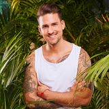 Marco Cerullo, 31  Mit Unterhaltungsshows kennt sich Marco Cerullo, der unlängst bei "Bachelor In Paradise" seine Traumfrau Christina fand, bestens aus. Von der "Bachelorette" über "Take Me Out" über "Bachelor in Paradise" kämpfte er sich bis hierhin in den Dschungel. Seine neue Freundin wird ihn auch nach Australien begleiten und ihm im Hotel alle Daumen drücken. "Es wird hart, so lange von Christina getrennt zu sein. Wir sind jetzt Tag und Nacht zusammen. Das ist sehr intensiv und ich habe mich auf jeden Fall in sie verliebt." Die Zuschauer müssen also mit der ein oder anderen Träne rechnen. Davon hatte er bereits in "BIP" schon einige verdrückt. "Ich finde das nicht schlimm. Ich schäme mich dafür nicht. Das ist eine Stärke, wenn man das zeigen kann." Schließlich habe er sich jahrelang hinter einer Maske versteckt und den harten Macho gegeben. "Das bin ich eigentlich gar nicht. Ich bin ein sensibler Mensch." Dem Kampf um die Krone will er sich dennoch stellen.   Am Ende musste er dennoch als erster Kandidat das Camp verlassen.