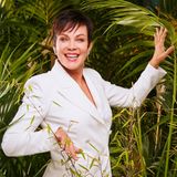 Sonja Kirchberger, 55  Die bekannte Schauspielerin geht wohl mit gemischten Gefühlen ins Dschungelcamp. So sagt sie im Interview mit RTL ganz offen: "Ich habe eine Vorfreude wie ein Teenager, weil ich aus meinen gewohnten Strukturen rauskomme. Ich freue mich auf den Dschungel." Andererseits gesteht sie: "Jetzt, wo der Tag immer näher kommt, habe ich diese Nächte, wo ich schweißgebadet aufwache und mir sage, wie komme ich aus dieser Nummer doch noch raus?" Ihre Liste an Ängsten und Phobien ist lang. "Meine Freunde haben mir einen Baby-Hamster geschenkt. Ich reagiere auf alles was sich schnell bewegt und Haare hat (...) Ich trainiere gerade dieses Tier anzufassen. Es ist nicht einfach …" Dennoch sieht sie die größte Herausforderung im Dschungelcamp im Leben mit elf Unbekannten. Ob sie es bis auf den Thron schafft, weiß sie nicht. "Jeder, der ein Spiel eingeht, will gewinnen. Aber will ich 14 Tage im Dschungel sein? Das weiß ich noch nicht! Vielleicht ist man nach fünf Tagen so fertig, dass man einfach nur noch raus will."