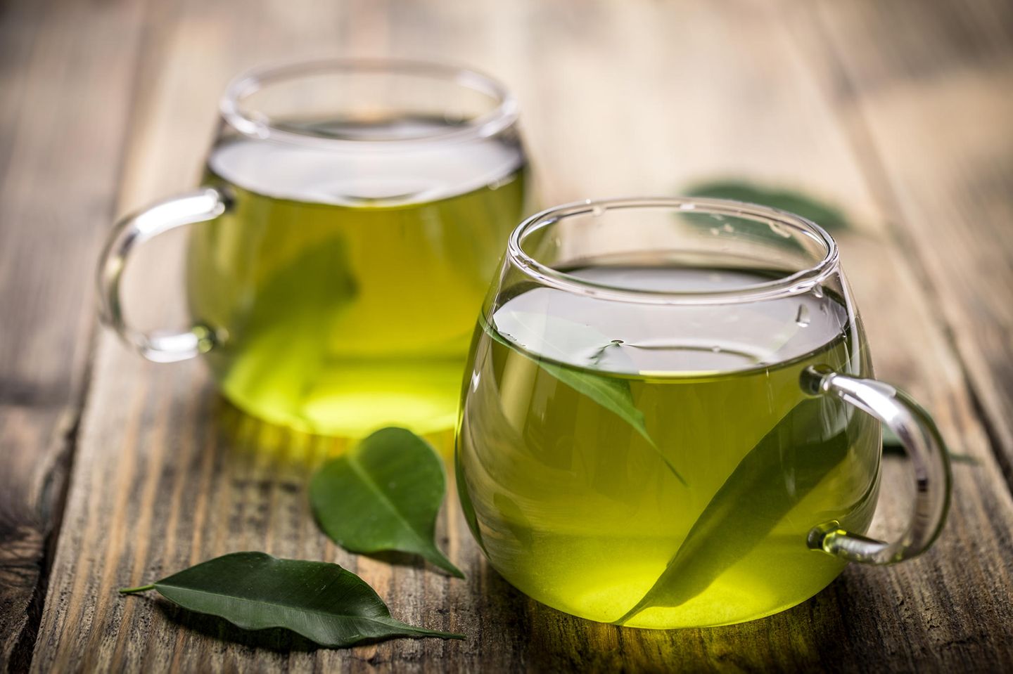 Ein bewährtes Hausmittel gegen Augenringe: grüner Tee