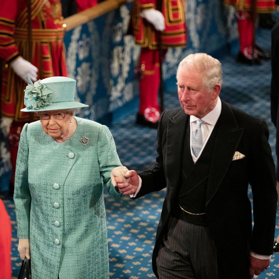 19. Dezember 2019  Nach den Neuwahlen in Großbritannien eröffnet Queen Elizabeth das Parlament in London, wo sie - diesmal mit Hut statt Krone - das Regierungsprogramm von Premierminister Boris Johnson verliest. Unterstützend an ihrer Seite führt Prinz Charles seine Mutter zum Thron im Oberhaus.