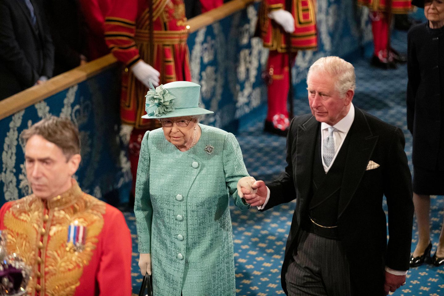 19. Dezember 2019  Nach den Neuwahlen in Großbritannien eröffnet Queen Elizabeth das Parlament in London, wo sie - diesmal mit Hut statt Krone - das Regierungsprogramm von Premierminister Boris Johnson verliest. Unterstützend an ihrer Seite führt Prinz Charles seine Mutter zum Thron im Oberhaus.