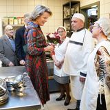 19. Dezember 2019  Königin Mathilde wird bei ihrem Weihnachtsbesuch der Wohltätigkeitsorganisation im Haus "Les Sauverdias" in Jambes herzlich begrüßt.