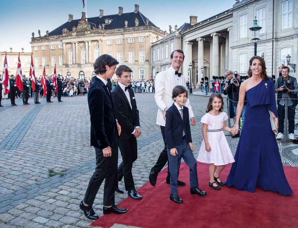 Prinzessin Marie: Prinz Nikolai und Prinz Felix (stammen aus der Beziehung von Joachim mit Ex-Ehefrau Alexandra von Frederiksborg), Prinz Joachim, Prinz Henrik, Prinzessin Athena und Prinzessin Marie am 7. Juni 2019, dem 50. Geburtstag von Joachim. Prinz Nikolai und Prinz Felix (stammen aus der Beziehung von Joachim mit Ex-Ehefrau Alexandra von Frederiksborg), Prinz Joachim, Prinz Henrik, Prinzessin Athena und Prinzessin Marie.