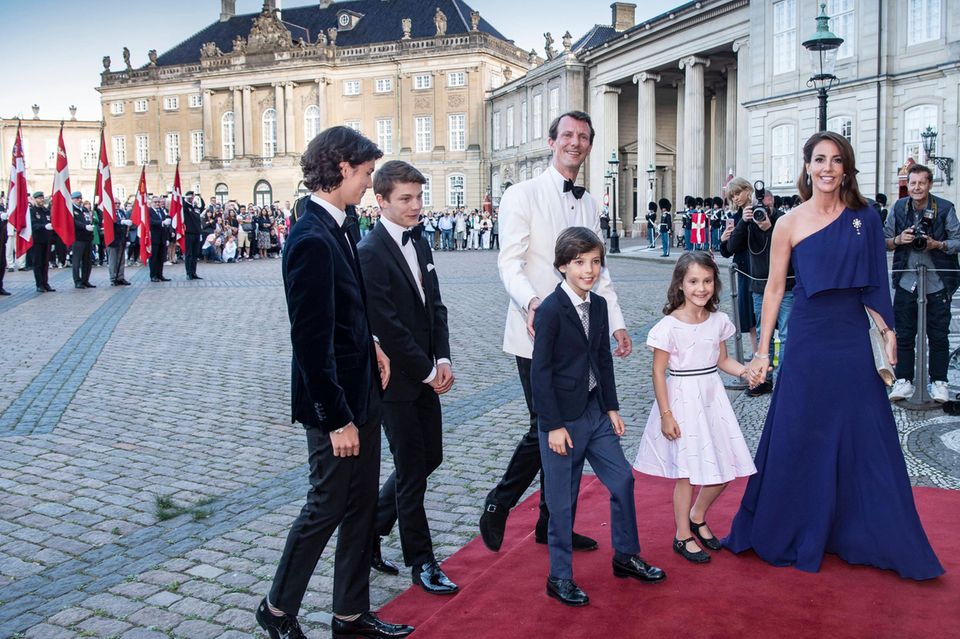 Prinzessin Marie: Prinz Nikolai und Prinz Felix (stammen aus der Beziehung von Joachim mit Ex-Ehefrau Alexandra von Frederiksborg), Prinz Joachim, Prinz Henrik, Prinzessin Athena und Prinzessin Marie am 7. Juni 2019, dem 50. Geburtstag von Joachim. Prinz Nikolai und Prinz Felix (stammen aus der Beziehung von Joachim mit Ex-Ehefrau Alexandra von Frederiksborg), Prinz Joachim, Prinz Henrik, Prinzessin Athena und Prinzessin Marie.