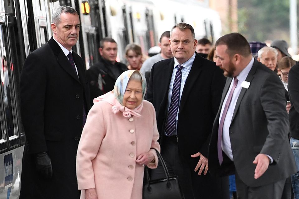 Prinz Philip aus Krankenhaus entlassen: Queen Elizabeth kommt am Mittag des 20. Dezember 2019 an der King's Lynn Station an. Von hier sind es etwa 12 Kilometer mit dem Auto zu ihrem Landsitz. Queen Elizabeth kommt am Mittag des 20. Dezember 2019 an der King's Lynn Station an. Von hier sind es etwa 12 Kilometer mit dem Auto zu ihrem Landsitz.