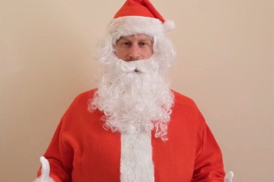 Prinz Harry: Prinz Harry verkleidete sich für seine Videobotschaft als Weihnachtsmann Prinz Harry verkleidete sich für seine Videobotschaft als Weihnachtsmann