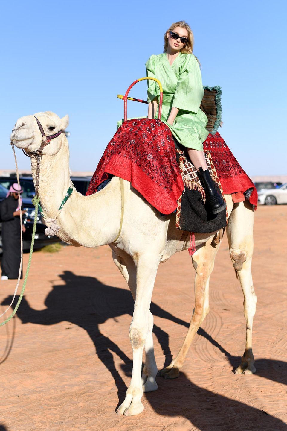 Auf dem Rücken eines Kamels erkundet Model Elsa Hosk das Gelände des "MDL Beast Festivals" in Saudi-Arabien. 