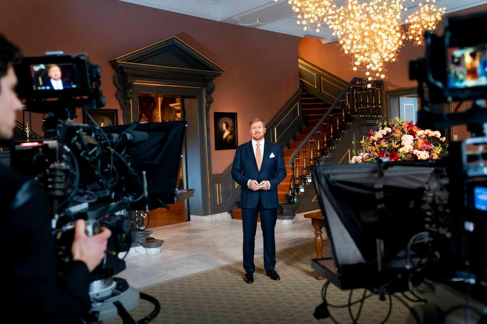 20. Dezember 2019 König Willem-Alexander hält seine traditionelle Weihnachtsrede, die jedes Jahr am 1. Weihnachtstag im Fernsehen ausgestrahlt wird. Wir hätten uns allerdings ein wenig mehr weihnachtlichen Glanz im Schloss Noordeinde gewünscht. 20. Dezember 2019 König Willem-Alexander hält seine traditionelle Weihnachtsrede, die jedes Jahr am 1. Weihnachtstag im Fernsehen ausgestrahlt wird. Wir hätten uns allerdings ein wenig mehr weihnachtlichen Glanz im Schloss Noordeinde gewünscht.