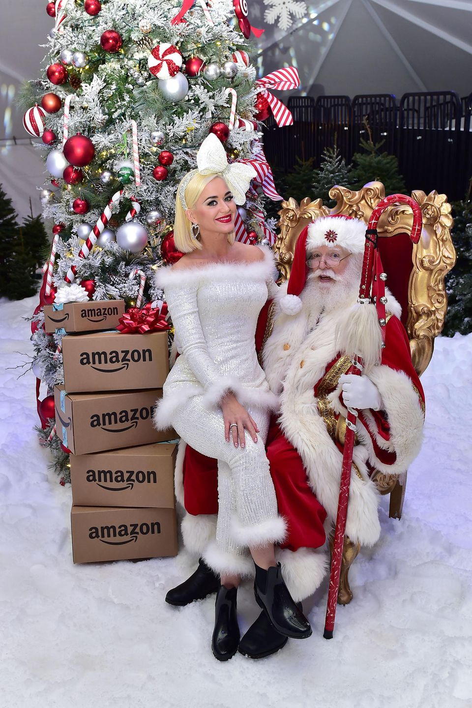 Na, Katy Perry, warst du auch brav? Bei einem Charity-Event in Los Angeles, darf die Sängerin auf dem Schoß vom Weihnachtsmann sitzen. 