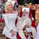 Na, Katy Perry, warst du auch brav? Bei einem Charity-Event in Los Angeles, darf die Sängerin auf dem Schoß vom Weihnachtsmann sitzen. 