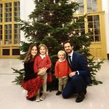 22. Dezember 2019  Mit diesem süßen Foto wünschen Prinzessin Sofia, Prinz Carl Philip und die Kinder Prinz Alexander und Prinz Gabriel frohe Weihnachten. 