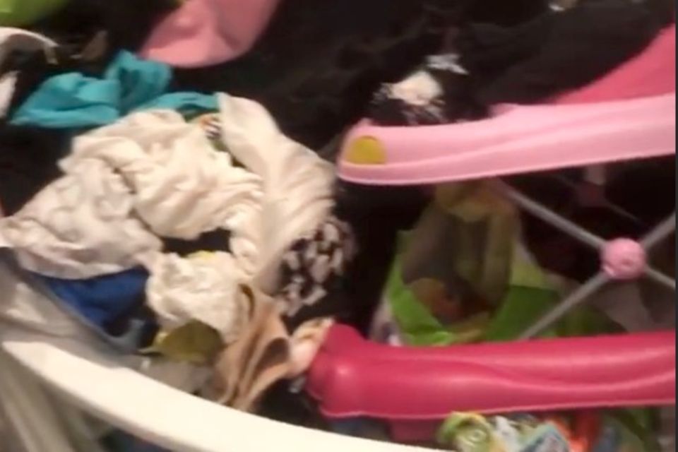Schwesta Ewa filmt das Chaos in ihrer Wohnung. 