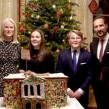 24. Dezember 2019  "God jul!" Mit einem Mini-Video schicken Prinzessin Mette-Marit, Prinzessin Ingrid Alexandra, Prinz Sverre Magnus und Prinz Haakon ihren Instagram-Fans royale Weihnachtsgrüße von Oslo in die ganze Welt.