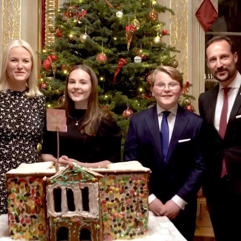 24. Dezember 2019 "God jul!" Mit einem Mini-Video schicken Prinzessin Mette-Marit, Prinzessin Ingrid Alexandra, Prinz Sverre Magnus und Prinz Haakon ihren Instagram-Fans royale Weihnachtsgrüße von Oslo in die ganze Welt. 24. Dezember 2019 "God jul!" Mit einem Mini-Video schicken Prinzessin Mette-Marit, Prinzessin Ingrid Alexandra, Prinz Sverre Magnus und Prinz Haakon ihren Instagram-Fans royale Weihnachtsgrüße von Oslo in die ganze Welt.