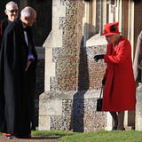 Nach dem Gottesdienst hält Queen Elizabeth noch einen kleinen Plausch mit dem Pastor.