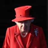 Mit Perlenkette und floraler Brosche rundet Queen Elizabeth ihren weihnachtlichen Look perfekt ab.