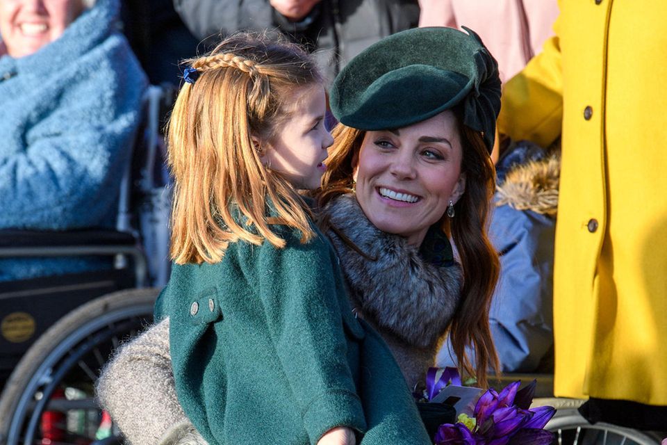 Prinz George und Prinzessin Charlotte: Noch ganz schüchtern begrüßt Prinzessin Charlotte die vielen wartenden Fans. Zum Glück ist Kate immer an ihrer Seite. Noch ganz schüchtern begrüßt Prinzessin Charlotte die vielen wartenden Fans. Zum Glück ist Kate immer an ihrer Seite.