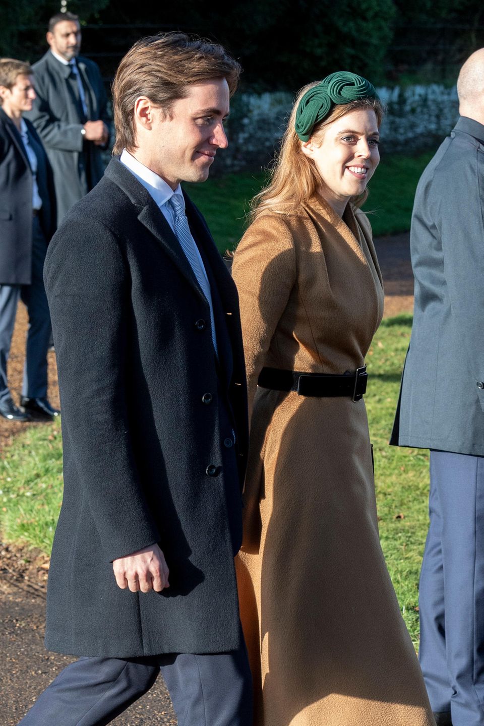 Nach den schweren letzten Wochen des Skandals um ihren Vater Prinz Andrew findet Prinzessin Beatrice an der Seite ihres Verlobten Edoardo doch ein Lächeln für die Besucher in Sandringham.