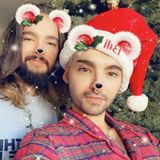 Ach, wie nett! Auch die zwei Weihnachtsbärchen Tom und Bill Kaulitz wünschen uns 'Frohe Weihnachten' via Instagram.