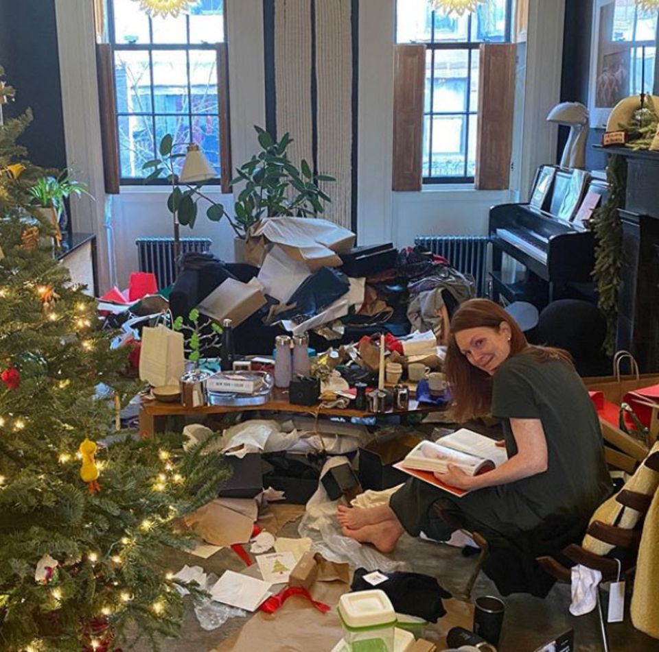 Hier ist wohl der Weihnachtsmann explodiert! Glücklich und zufrieden sitzt Julianne Moore im weihnachtlichen "Schlachtfeld" und blättert in einem ihrer Geschenke.