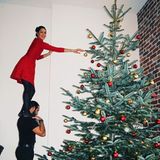 Schwindelfrei geht es für Rebecca Mir hoch hinauf zum Schmücken ihres riesigen Weihnachtsbaums. Auch auf den Schultern ihres Liebsten macht das Model eine gute (Weihnachts-)Figur.