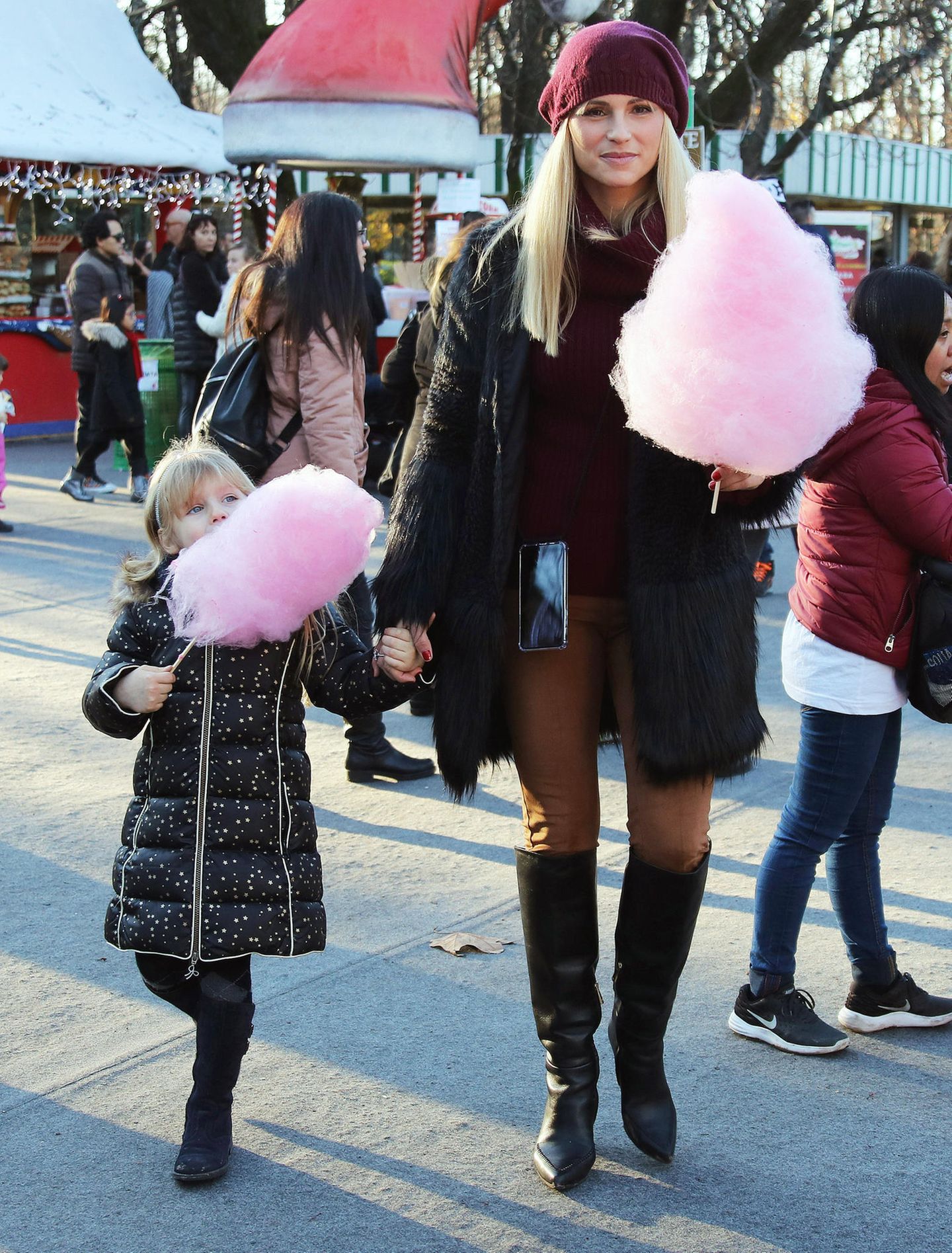 23. Dezember 2019  Noch süßer wird es nur noch als sich Mama und ihre Mädels eine rosarote Zuckerwatte auf dem Weihnachtsmarkt gönnen.