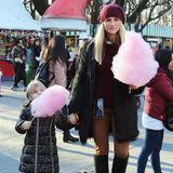 23. Dezember 2019  Noch süßer wird es nur noch als sich Mama und ihre Mädels eine rosarote Zuckerwatte auf dem Weihnachtsmarkt gönnen.