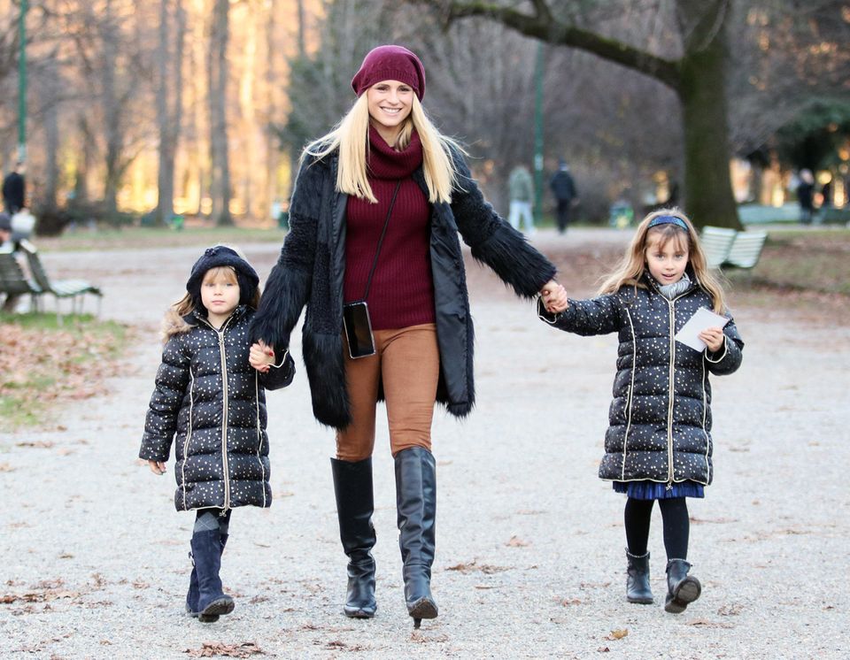 23. Dezember 2019 Um die Wartezeit auf Heiligabend zu verkürzen, macht Michelle Hunziker mit ihren Töchtern Sole und Celeste einen Weihnachtsspaziergang im Park Montanelli in Mailand. Besonders süß dabei: Die beiden kleinen Damen im Partner-Outfit!